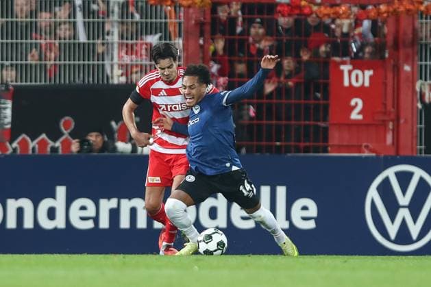 29.10.2025, xtgx, Fussball - DFB Pokal 2.Runde Union Berlin - Arminia Bielefeld emspor, v.l. Diogo Leite (Union Berlin, 4), Monju Momuluh (Bielefeld, 14) Zweikampf, Duell, Kampf, tackle (DFL DFB REGULATIONS PROHIBIT ANY USE OF PHOTOGRAPHS as IMAGE SEQUENCES and or QUASI-VIDEO) Berlin