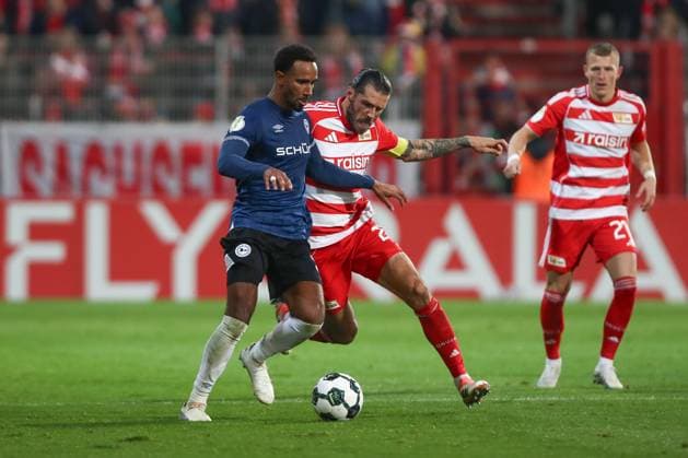 29.10.2025, xtgx, Fussball - DFB Pokal 2.Runde Union Berlin - Arminia Bielefeld emspor, v.l. Noah Sarenzen Bazee (Bielefeld, 37), Christopher Trimmel (Union Berlin, 28) Zweikampf, Duell, Kampf, tackle (DFL DFB REGULATIONS PROHIBIT ANY USE OF PHOTOGRAPHS as IMAGE SEQUENCES and or QUASI-VIDEO) Berlin