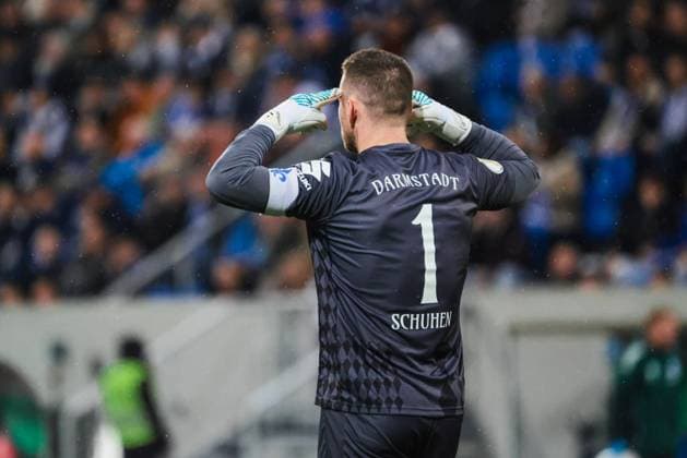 29.10.2025, xhettx, Fussball DFB Pokal 2.Runde, SV Darmstadt 98 - FC Schalke 04 v.l. Marcel Schuhen (SV Darmstadt 98, 1) fordert Köpfchen (DFL DFB REGULATIONS PROHIBIT ANY USE OF PHOTOGRAPHS as IMAGE SEQUENCES and or QUASI-VIDEO) Darmstadt