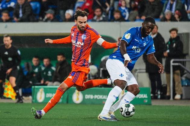 29.10.2025, xhettx, Fussball DFB Pokal 2.Runde, SV Darmstadt 98 - FC Schalke 04 v.l. Moussa Sylla (FC Schalke 04, 9) verliert den Ball an Patric Pfeiffer (SV Darmstadt 98, 6) (DFL DFB REGULATIONS PROHIBIT ANY USE OF PHOTOGRAPHS as IMAGE SEQUENCES and or QUASI-VIDEO) Darmstadt