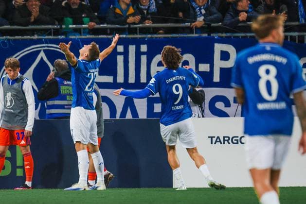 29.10.2025, xhettx, Fussball DFB Pokal 2.Runde, SV Darmstadt 98 - FC Schalke 04 v.l. jubel um das 4:0 durch Bartosz BiaÅ‚ek (SV Darmstadt 98, 27) (DFL DFB REGULATIONS PROHIBIT ANY USE OF PHOTOGRAPHS as IMAGE SEQUENCES and or QUASI-VIDEO) Darmstadt