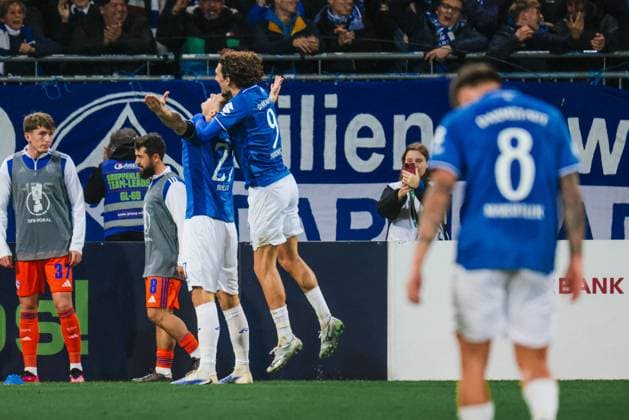 29.10.2025, xhettx, Fussball DFB Pokal 2.Runde, SV Darmstadt 98 - FC Schalke 04 v.l. jubel um das 4:0 durch Bartosz BiaÅ‚ek (SV Darmstadt 98, 27) (DFL DFB REGULATIONS PROHIBIT ANY USE OF PHOTOGRAPHS as IMAGE SEQUENCES and or QUASI-VIDEO) Darmstadt