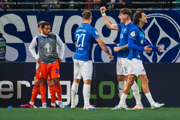 29.10.2025, xhettx, Fussball DFB Pokal 2.Runde, SV Darmstadt 98 - FC Schalke 04 v.l. jubel um das 4:0 durch Bartosz BiaÅ‚ek (SV Darmstadt 98, 27) (DFL DFB REGULATIONS PROHIBIT ANY USE OF PHOTOGRAPHS as IMAGE SEQUENCES and or QUASI-VIDEO) Darmstadt