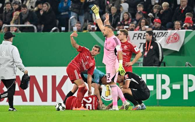 Matthias Zimmermann (Fortuna Düsseldorf) verletzt am Boden, Verletzung, v.l. Tim Oberdorf (Fortuna Düsseldorf), Torwart Florian Kastenmeier (Fortuna Düsseldorf), Christian Rasmussen (Fortuna Düsseldorf) rufen nach Hilfe. Schiedsrichter Felix Zwayer sieht nach ihm. Fussball, DFB Pokal, 2. Hauptrunde, Fortuna Duesseldorf - SC Freiburg, am 29.10.2025 in Duesseldorf Deutschland. DFB regulations prohibit any use of photographs as image sequences and or quasi-video Â