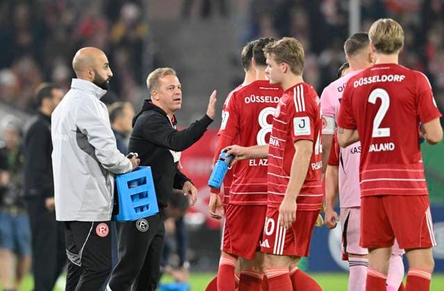 Trainer Markus Anfang (Fortuna Düsseldorf) Gestik, Geste, v.l. Trainer Markus Anfang (Fortuna Düsseldorf), Emmanuel Iyoha (Fortuna Düsseldorf), Jesper Daland (Fortuna Düsseldorf) Fussball, DFB Pokal, 2. Hauptrunde, Fortuna Duesseldorf - SC Freiburg, am 29.10.2025 in Duesseldorf Deutschland. DFB regulations prohibit any use of photographs as image sequences and or quasi-video Â