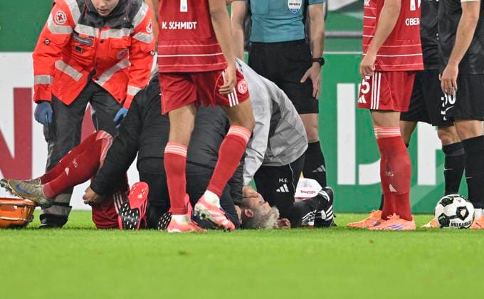 Matthias Zimmermann (Fortuna Düsseldorf) verletzt am Boden, Verletzung, Fussball, DFB Pokal, 2. Hauptrunde, Fortuna Duesseldorf - SC Freiburg, am 29.10.2025 in Duesseldorf Deutschland. DFB regulations prohibit any use of photographs as image sequences and or quasi-video Â