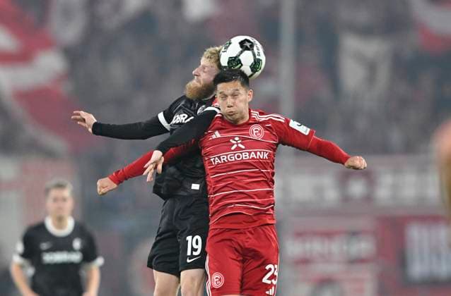 v.l. Jan-Niklas Beste (SC Freiburg), Shinta Appelkamp (Fortuna Düsseldorf) Aktion, Zweikampf, Fussball, DFB Pokal, 2. Hauptrunde, Fortuna Duesseldorf - SC Freiburg, am 29.10.2025 in Duesseldorf Deutschland. DFB regulations prohibit any use of photographs as image sequences and or quasi-video Â