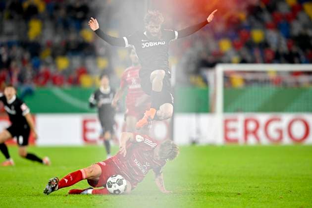 v.l. Jan-Niklas Beste (SC Freiburg), springt ueber Jesper Daland (Fortuna Düsseldorf) Aktion, Zweikampf, Fussball, DFB Pokal, 2. Hauptrunde, Fortuna Duesseldorf - SC Freiburg, am 29.10.2025 in Duesseldorf Deutschland. DFB regulations prohibit any use of photographs as image sequences and or quasi-video Â