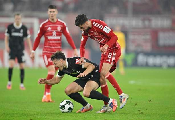 v.l. Maximilian Eggestein (SC Freiburg), Anouar El Azzouzi (Fortuna Düsseldorf) Aktion, Zweikampf, Fussball, DFB Pokal, 2. Hauptrunde, Fortuna Duesseldorf - SC Freiburg, am 29.10.2025 in Duesseldorf Deutschland. DFB regulations prohibit any use of photographs as image sequences and or quasi-video Â