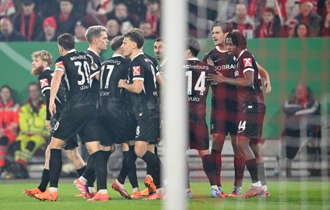 Jubel FR um Igor Matanovic (SC Freiburg) nach seinem tor zum 0:1, v.r. Johan Manzambi (SC Freiburg), Igor Matanovic (SC Freiburg), Maximilian Eggestein (SC Freiburg), Lukas Kuebler (Kübler) (SC Freiburg), Matthias Ginter (SC Freiburg) , Christian Günter (SC Freiburg) Fussball, DFB Pokal, 2. Hauptrunde, Fortuna Duesseldorf - SC Freiburg, am 29.10.2025 in Duesseldorf Deutschland. DFB regulations prohibit any use of photographs as image sequences and or quasi-video Â