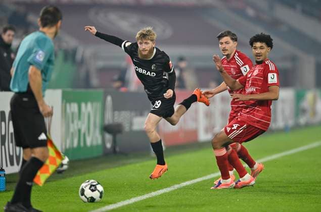 v.l. Jan-Niklas Beste (SC Freiburg), Florent Muslija (Fortuna Düsseldorf), Kenneth Schmidt (Fortuna Düsseldorf) Aktion, Zweikampf, Fussball, DFB Pokal, 2. Hauptrunde, Fortuna Duesseldorf - SC Freiburg, am 29.10.2025 in Duesseldorf Deutschland. DFB regulations prohibit any use of photographs as image sequences and or quasi-video Â