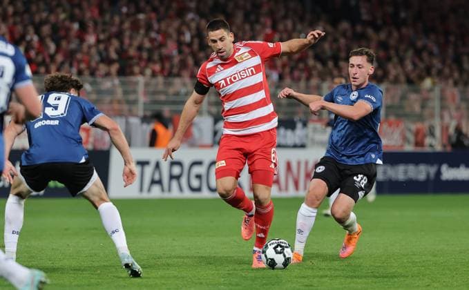 Maximilian Großer, Rani Khedira am Ball, Marius Wörl Zweikampf Spielszene Aktion Fußball Fussball DFB Pokal 2.Runde Herren Saison 2025 2026 29.10.2025 1.FC Union Berlin FCU vs. DSC Arminia Bielefeld DFL regulations prohibit any use of photographs as image sequences and or quasi-video.