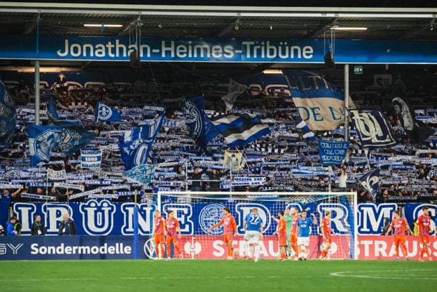 29.10.2025, xhettx, Fussball DFB Pokal 2.Runde, SV Darmstadt 98 - FC Schalke 04 v.l. Schal Meer auf der Heimtribüne (DFL DFB REGULATIONS PROHIBIT ANY USE OF PHOTOGRAPHS as IMAGE SEQUENCES and or QUASI-VIDEO) Darmstadt