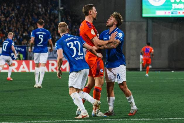 29.10.2025, xhettx, Fussball DFB Pokal 2.Runde, SV Darmstadt 98 - FC Schalke 04 v.l. Leichte Handgreiflichkeit zwischen Janik Bachmann (FC Schalke 04, 14) und Luca Marseiler (SV Darmstadt 98, 8) (DFL DFB REGULATIONS PROHIBIT ANY USE OF PHOTOGRAPHS as IMAGE SEQUENCES and or QUASI-VIDEO) Darmstadt