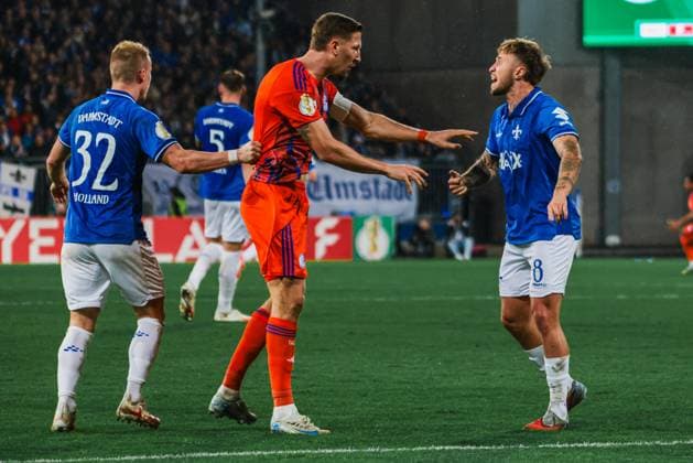 29.10.2025, xhettx, Fussball DFB Pokal 2.Runde, SV Darmstadt 98 - FC Schalke 04 v.l. Leichte Handgreiflichkeit zwischen Janik Bachmann (FC Schalke 04, 14) und Luca Marseiler (SV Darmstadt 98, 8), Fabian Holland (SV Darmstadt 98, 32) zieht den Schalker weg (DFL DFB REGULATIONS PROHIBIT ANY USE OF PHOTOGRAPHS as IMAGE SEQUENCES and or QUASI-VIDEO) Darmstadt