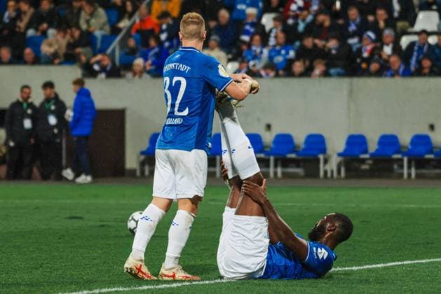 29.10.2025, xhettx, Fussball DFB Pokal 2.Runde, SV Darmstadt 98 - FC Schalke 04 v.l. krämpfe bei Luca Marseiler (SV Darmstadt 98, 8) (DFL DFB REGULATIONS PROHIBIT ANY USE OF PHOTOGRAPHS as IMAGE SEQUENCES and or QUASI-VIDEO) Darmstadt