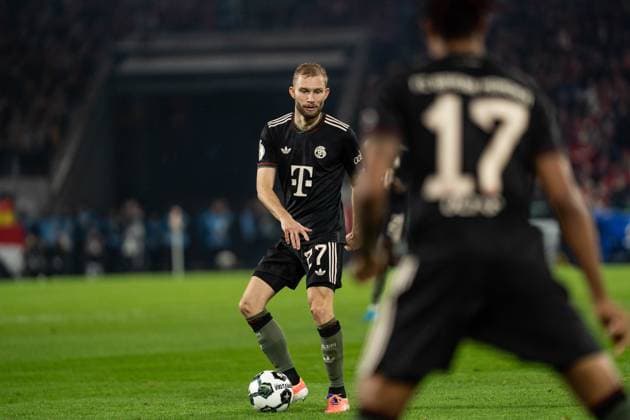 GER, DFB-Pokal 2. Runde, 1. FC Köln vs FC Bayern München Muenchen 29.10.2025, RheinEnergieSTADION, Köln, GER, DFB-Pokal 2. Runde, 1. FC Köln vs FC Bayern München Muenchen im Bild: Konrad Laimer (FC Bayern München Muenchen, 27) Einzelaktion; Ganzkörper Ganzkoerper ; Ball am Fuss;