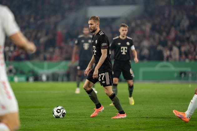 GER, DFB-Pokal 2. Runde, 1. FC Köln vs FC Bayern München Muenchen 29.10.2025, RheinEnergieSTADION, Köln, GER, DFB-Pokal 2. Runde, 1. FC Köln vs FC Bayern München Muenchen im Bild: Konrad Laimer (FC Bayern München Muenchen, 27) Einzelaktion; Ganzkörper Ganzkoerper ; Ball am Fuss;