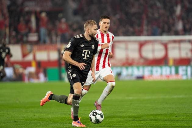 GER, DFB-Pokal 2. Runde, 1. FC Köln vs FC Bayern München Muenchen 29.10.2025, RheinEnergieSTADION, Köln, GER, DFB-Pokal 2. Runde, 1. FC Köln vs FC Bayern München Muenchen im Bild: Konrad Laimer (FC Bayern München Muenchen, 27) Einzelaktion; Ganzkörper Ganzkoerper ; Ball am Fuss;