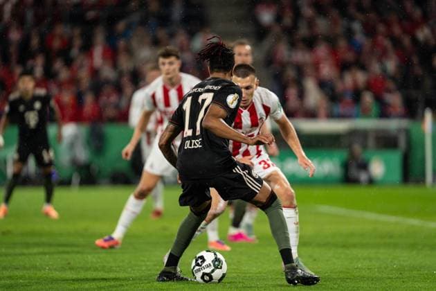 GER, DFB-Pokal 2. Runde, 1. FC Köln vs FC Bayern München Muenchen 29.10.2025, RheinEnergieSTADION, Köln, GER, DFB-Pokal 2. Runde, 1. FC Köln vs FC Bayern München Muenchen im Bild: Zweikampf zwischen Michael Olise (FC Bayern München Muenchen, 17) und Kristoffer Lund (1. FC Köln Koeln, 32)