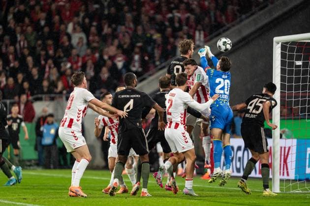 GER, DFB-Pokal 2. Runde, 1. FC Köln vs FC Bayern München Muenchen 29.10.2025, RheinEnergieSTADION, Köln, GER, DFB-Pokal 2. Runde, 1. FC Köln vs FC Bayern München Muenchen im Bild: Kopfballduell Kopfball Tor zum 1:3 durch Harry Kane (FC Bayern München Muenchen, 9) Ron-Robert Zieler (1. FC Köln Koeln, 20) Aleksandar Pavlović Pavlovic (FC Bayern München Muenchen, 45) Joël Schmied (1. FC Köln Koeln, 2) Jonathan Tah (FC Bayern München Muenchen, 4)