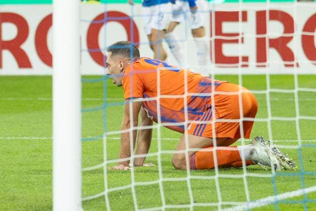 DFB-Pokal: SV Darmstadt 98 - FC Schalke 04, 29.10.2025 Soufiane El-Faouzi (FC Schalke 04 23) am Boden nach dem 4:0 für Darmstadt, SV Darmstadt 98 - FC Schalke 04, Darmstadt, Merck-Stadion am Böllenfalltor, 29.10.2025 Copyright: xBEAUTIFULxSPORTS Gawlikx