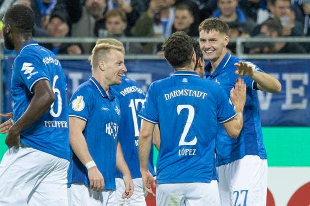 DFB-Pokal: SV Darmstadt 98 - FC Schalke 04, 29.10.2025 Bartosz Bialek (SV Darmstadt 98 27) erzielte das Tor den Treffer zum 4:0 und feiert mit Sergio Lopez (SV Darmstadt 98 2) & Fabian Holland (SV Darmstadt 98 32) & Patric Pfeiffer (SV Darmstadt 98 6), SV Darmstadt 98 - FC Schalke 04, Darmstadt, Merck-Stadion am Böllenfalltor, 29.10.2025 Copyright: xBEAUTIFULxSPORTS Gawlikx
