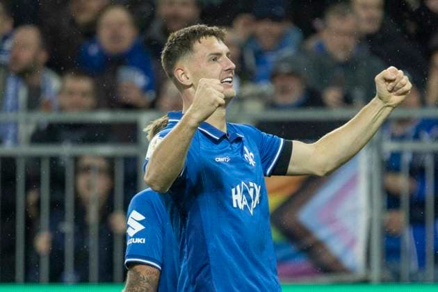 DFB-Pokal: SV Darmstadt 98 - FC Schalke 04, 29.10.2025 Bartosz Bialek (SV Darmstadt 98 27) erzielte das Tor den Treffer zum 4:0 und reckt die Fäuste vor den heimischen Fans nach oben, SV Darmstadt 98 - FC Schalke 04, Darmstadt, Merck-Stadion am Böllenfalltor, 29.10.2025 Copyright: xBEAUTIFULxSPORTS Gawlikx