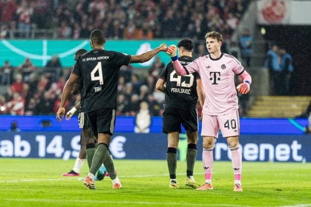 DFB Pokal: 1. FC Koeln vs. FC Bayern Muenchen, 29.10.2025 COLOGNE, GERMANY - OCTOBER 29: Jonathan Tah (FC Bayern Muenchen, 4) and Jonas Urbig (FC Bayern Muenchen, 40) high five during the DFB Pokal match between 1. FC Koeln vs. FC Bayern Muenchen at RheinEnergiestadion on matchday 2 of DFB Pokal on October 28, 2025 in Cologne, Germany. DFB REGULATIONS PROHIBIT ANY USE OF PHOTOGRAPHS AS IMAGE SEQUENCES AND OR QUASI-VIDEO. Copyright: xBEAUTIFULxSPORTS Wunderlx