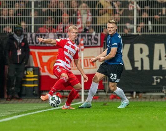 Fußball, Herren, Saison 2025 2026, DFB-Pokal (2. Runde), 1. FC Union Berlin - DSC Arminia Bielefeld, v. l. Dmytro Bogdanov (1. FC Union Berlin), Leon Schneider (Bielefeld), 29.10.2025, Copyright: xSebastianxRäppold MatthiasxKochx