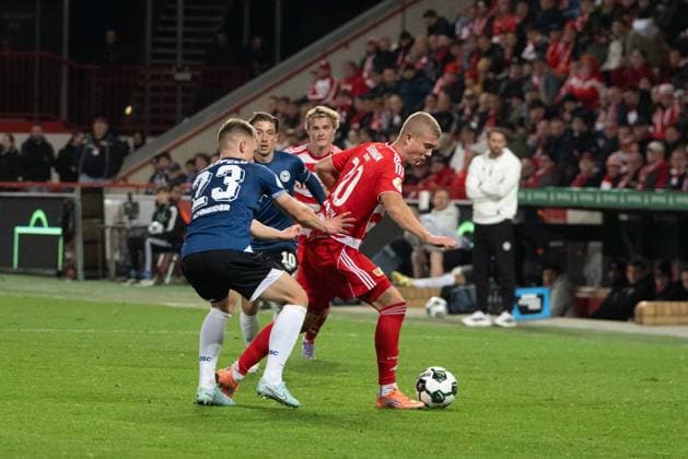 Fußball, Herren, Saison 2025 2026, DFB-Pokal (2. Runde), 1. FC Union Berlin - Arminia Bielefeld, v. l. Leon Schneider (Arminia Bielefeld), Dmytro Bogdanov (1. FC Union Berlin), 29.10.2025, Copyright: xMatthiasxKochx