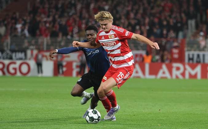 Benjamin Boakye, Tom Rothe am Ball Zweikampf Spielszene Aktion Fußball Fussball DFB Pokal 2.Runde Herren Saison 2025 2026 29.10.2025 1.FC Union Berlin FCU vs. DSC Arminia Bielefeld DFL regulations prohibit any use of photographs as image sequences and or quasi-video.
