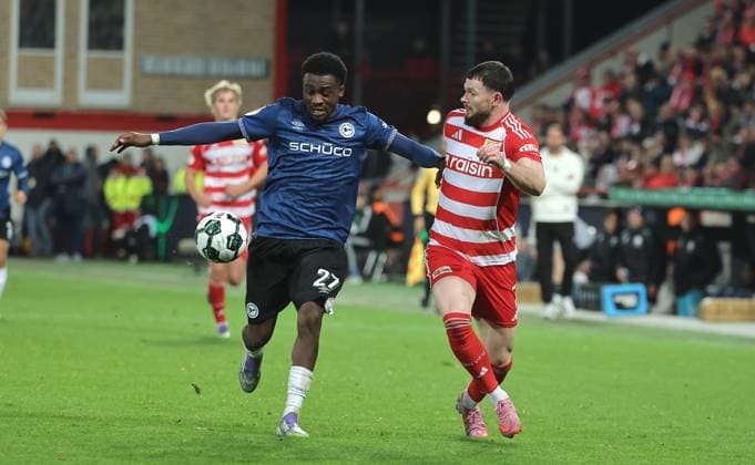 Benjamin Boakye, Oliver Burke Zweikampf Spielszene Aktion Fußball Fussball DFB Pokal 2.Runde Herren Saison 2025 2026 29.10.2025 1.FC Union Berlin FCU vs. DSC Arminia Bielefeld DFL regulations prohibit any use of photographs as image sequences and or quasi-video.