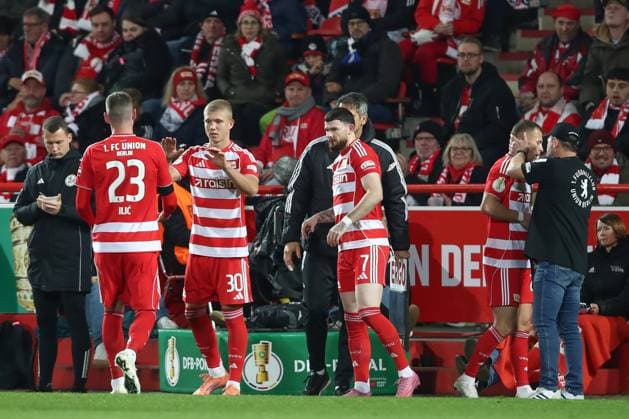 29.10.2025, xtgx, Fussball - DFB Pokal 2.Runde Union Berlin - Arminia Bielefeld emspor, v.l. Auswechslung, Paul Jaeckel (Union Berlin, 30) kommt für Tim Skarke (Union Berlin, 21) (DFL DFB REGULATIONS PROHIBIT ANY USE OF PHOTOGRAPHS as IMAGE SEQUENCES and or QUASI-VIDEO) Berlin
