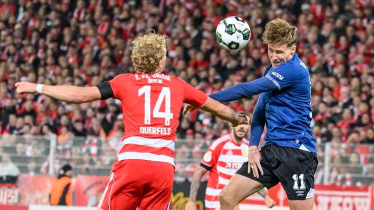 im Bild v.l.: Leopold Querfeld (1.FC Union), Joel Grodowski (Arminia Bielefeld, 11), Zweikampf, Action, Kampf, kaempft um den Ball, GER, Berlin, 1. FC Union Berlin vs. Arminia Bielefeld - (DFB Pokal), Bundesliga, Fussball, DFB, Spielzeit 2025 2026, Alte Foersterei, DFB DFL REGULATIONS PROHIBIT ANY USE OF PHOTOGRAPHS AS IMAGE SEQUENCES AND OR QUASI-VIDEO, 29.10.25, Copyright: HMBxMedia UwexKoch