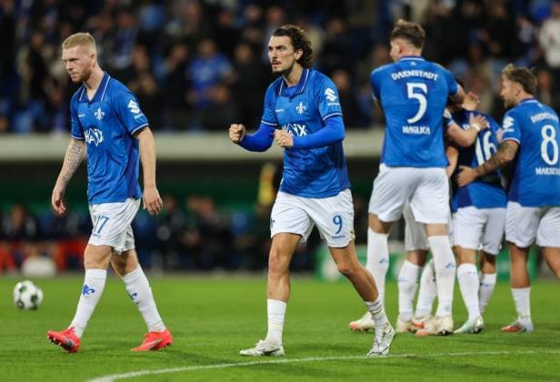 29.10.2025, xdcx, Fussball DFB-Pokal 2. Runde, SV Darmstadt 98 - FC Schalke 04, emonline, emspor, despor, v.l., Fraser Hornby (SV Darmstadt 98) jubelnd bejubelt jubelt jubeln über das 1:0 von Hiroki Akiyama (SV Darmstadt 98) DFL DFB REGULATIONS PROHIBIT ANY USE OF PHOTOGRAPHS AS IMAGE SEQUENCES AND OR QUASI-VIDEO. Copyright: HMBxMedia Claus