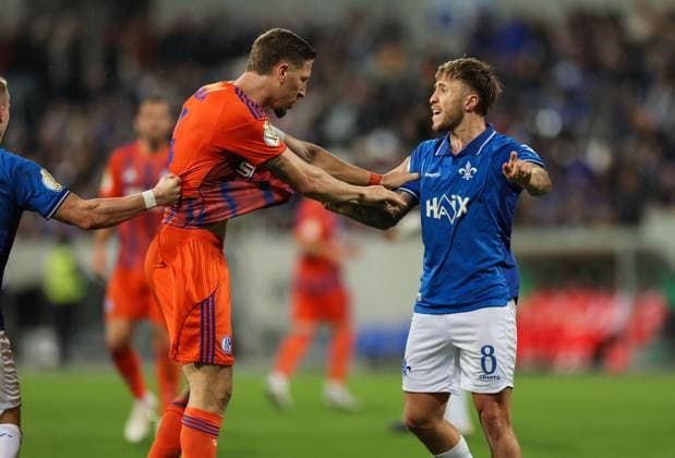 29.10.2025, xdcx, Fussball DFB-Pokal 2. Runde, SV Darmstadt 98 - FC Schalke 04, emonline, emspor, despor, v.l., Janik Bachmann (FC Schalke 04), Luca Marseiler (SV Darmstadt 98) DFL DFB REGULATIONS PROHIBIT ANY USE OF PHOTOGRAPHS AS IMAGE SEQUENCES AND OR QUASI-VIDEO. Copyright: HMBxMedia Claus