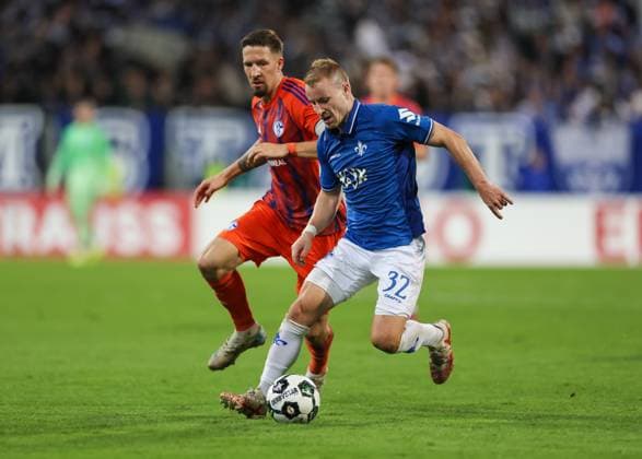 29.10.2025, xdcx, Fussball DFB-Pokal 2. Runde, SV Darmstadt 98 - FC Schalke 04, emonline, emspor, despor, v.l., Janik Bachmann (FC Schalke 04), Fabian Holland (SV Darmstadt 98) DFL DFB REGULATIONS PROHIBIT ANY USE OF PHOTOGRAPHS AS IMAGE SEQUENCES AND OR QUASI-VIDEO. Copyright: HMBxMedia Claus