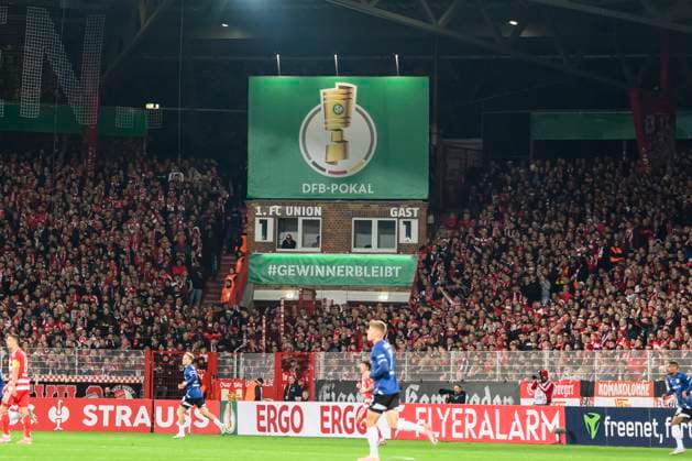 im Bild v.l.: Anzweigetafel 1:1, Waldseite, GER, Berlin, 1. FC Union Berlin vs. Arminia Bielefeld - (DFB Pokal), Bundesliga, Fussball, DFB, Spielzeit 2025 2026, Alte Foersterei, DFB DFL REGULATIONS PROHIBIT ANY USE OF PHOTOGRAPHS AS IMAGE SEQUENCES AND OR QUASI-VIDEO, 29.10.25, Copyright: HMBxMedia UwexKoch