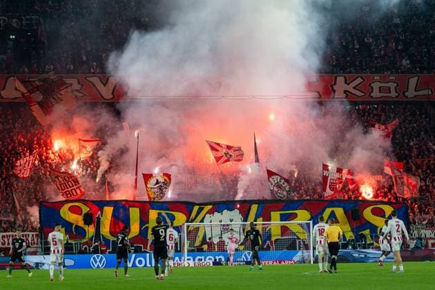 29.10.2025, Fussball: DFB Pokal, Saison 2025 2026, 2. Runde, 1. FC Koeln vs. FC Bayern Muenchen im RheinEnergie Stadion in Koeln. In der Suedkurve wird gezuendelt. Wichtiger Hinweis: Gemaess den Vorgaben der DFL Deutsche Fussball Liga bzw. des DFB Deutscher Fussball-Bund ist es untersagt, in dem Stadion und oder vom Spiel angefertigte Fotoaufnahmen in Form von Sequenzbildern und oder videoaehnlichen Fotostrecken zu verwerten bzw. verwerten zu lassen. Foto: Kirchner-Media Thomas Haesler Copyright: xKirchner-Media ThomasxHaeslerx