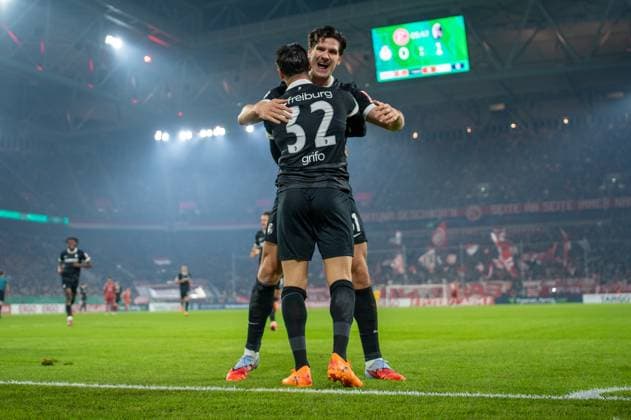 Deutschland: Fussball DFB Pokal 2025 26, 2. Runde - Fortuna Düsseldorf vs SC Freiburg - Merkur Spiel-Arena (Düsseldorf): Tor und Torjubel zum 0:2 durch Vincenzo Grifo (SC Freiburg, 32) Freude, Emotionen, Jubel mit Igor Matanovic (SC Freiburg, 31) Düsseldorf Nordrhein-Westfalen Deutschland Copyright: xCelinaxLeiersx
