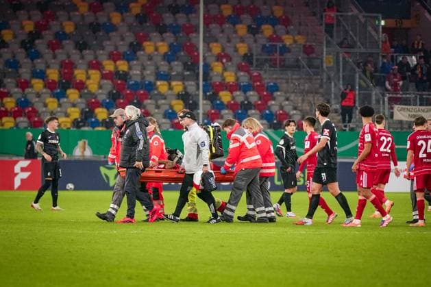 Deutschland: Fussball DFB Pokal 2025 26, 2. Runde - Fortuna Düsseldorf vs SC Freiburg - Merkur Spiel-Arena (Düsseldorf): Matthias Zimmermann (Fortuna Düsseldorf, 25) muss verletzt vom Platz Düsseldorf Nordrhein-Westfalen Deutschland Copyright: xJOERANxSTEINSIEKx