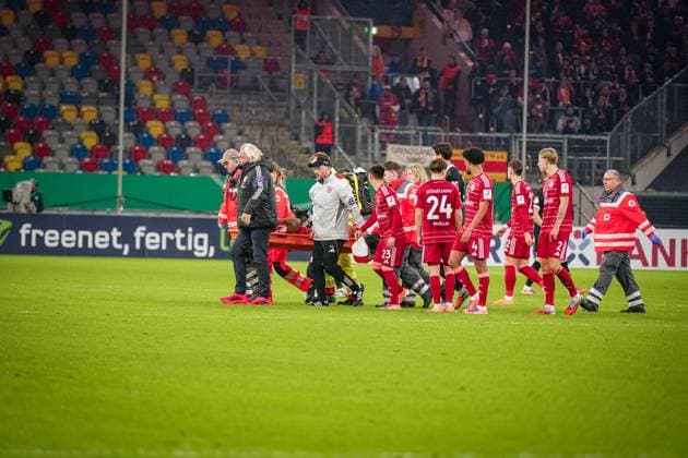 Deutschland: Fussball DFB Pokal 2025 26, 2. Runde - Fortuna Düsseldorf vs SC Freiburg - Merkur Spiel-Arena (Düsseldorf): Matthias Zimmermann (Fortuna Düsseldorf, 25) muss verletzt vom Platz Düsseldorf Nordrhein-Westfalen Deutschland Copyright: xJOERANxSTEINSIEKx