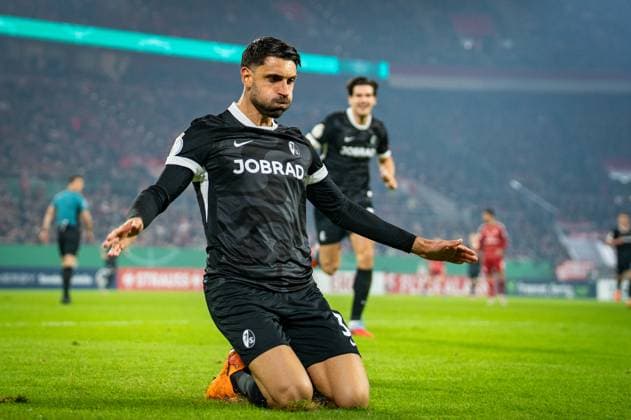 Deutschland: Fussball DFB Pokal 2025 26, 2. Runde - Fortuna Düsseldorf vs SC Freiburg - Merkur Spiel-Arena (Düsseldorf): Tor und Torjubel zum 0:2 durch Vincenzo Grifo (SC Freiburg, 32) Freude, Emotionen, Jubel Düsseldorf Nordrhein-Westfalen Deutschland Copyright: xCelinaxLeiersx