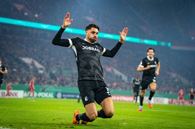 Deutschland: Fussball DFB Pokal 2025 26, 2. Runde - Fortuna Düsseldorf vs SC Freiburg - Merkur Spiel-Arena (Düsseldorf): Tor und Torjubel zum 0:2 durch Vincenzo Grifo (SC Freiburg, 32) Freude, Emotionen, Jubel Düsseldorf Nordrhein-Westfalen Deutschland Copyright: xCelinaxLeiersx