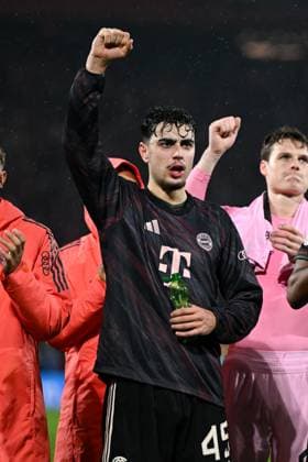 Aleksandar Pavlovic (FC Bayern München, 45) bejubelt den Sieg, GER, 1. FC Köln vs FC Bayern München, Fussball, DFB Pokal, 2. Runde, Saison 2025 2026, 29.10.2025. DFB regulations prohibit any use of photographs as image sequences and or quasi-video GER, 1. FC Köln vs FC Bayern München, Fussball, DFB Pokal, 2. Runde, Saison 2025 2026, 29.10.2025. Köln Copyright: xEibner-Pressefoto FlorianxWiegandx EP_FWD