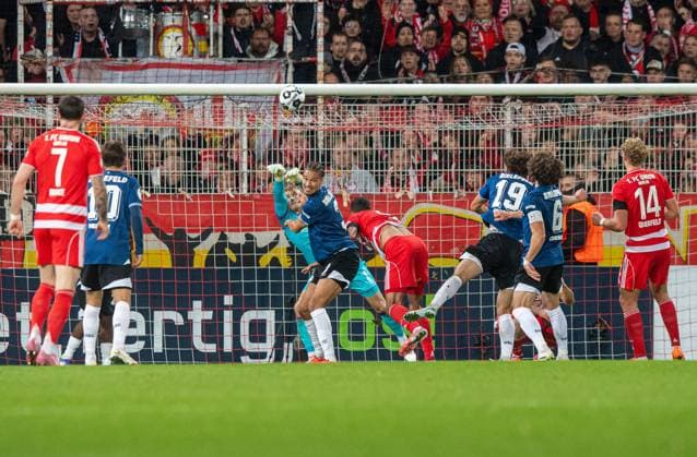 Fußball, Herren, Saison 2025 2026, DFB-Pokal (2. Runde), 1. FC Union Berlin - DSC Arminia Bielefeld, Torhüter Jonas Kersken (Bielefeld) pariert einen Kopfball von Danilho Doekhi (1. FC Union Berlin), 29.10.2025, Copyright: xSebastianxRäppold MatthiasxKochx
