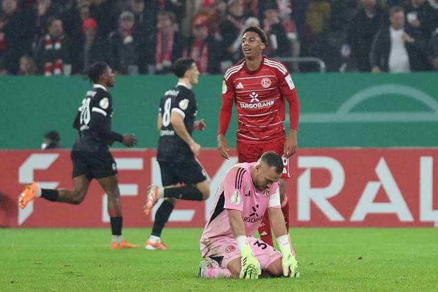 29.10.2025, xrekx, Fussball DFB Pokal 2.Runde, Fortuna Duesseldorf - SC Freiburg v.l. Torjubel nach dem Tor zum celebrating the goal celebrate 1:3 durch Derry Scherhant (SC Freiburg) Florian Kastenmeier (Fortuna Duesseldorf) Sima Suso (Fortuna Duesseldorf) enttaeuscht, enttäuscht, schaut enttaeuscht, traurig, frustriert, niedergeschlagen, disappointed, sad, frustrated (DFL DFB REGULATIONS PROHIBIT ANY USE OF PHOTOGRAPHS as IMAGE SEQUENCES and or QUASI-VIDEO) Duesseldorf
