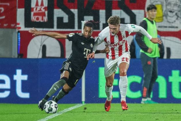 Fußball DFB-Pokal 2. Runde 1. FC Köln - FC Bayern München am 29.10.2025 im RheinEnergieStadion in Köln Michael Olise ( München ), links - Sebastian Sebulonsen ( Köln ), rechts DFB regulations prohibit any use of photographs as image sequences and or quasi-video.