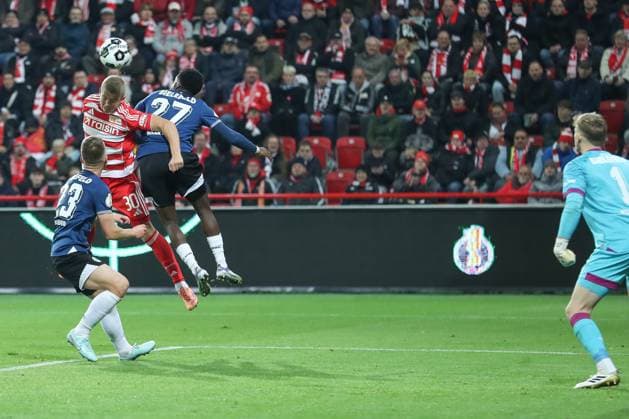 29.10.2025, xtgx, Fussball - DFB Pokal 2.Runde Union Berlin - Arminia Bielefeld emspor, v.l. Frederik Roennow (Rönnow, Union Berlin, 1) Parade, haelt den Ball, faengt den Ball, pariert von Paul Jaeckel (Union Berlin, 30) (DFL DFB REGULATIONS PROHIBIT ANY USE OF PHOTOGRAPHS as IMAGE SEQUENCES and or QUASI-VIDEO) Berlin